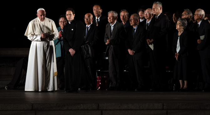 Папа Франциск, който е на посещение в Япония, се срещна