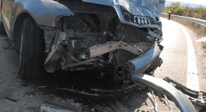 Двама са леко пострадали при пътен инцидент на бул. България