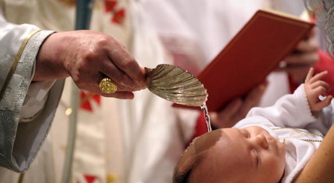 Снимка: Свещеник отказа да кръсти дете с голямо родилно петно