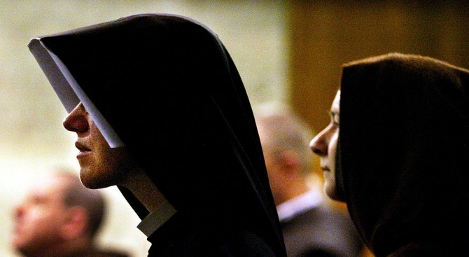 Страстна любов стана причина Ватикана да спусне кепенците на женския