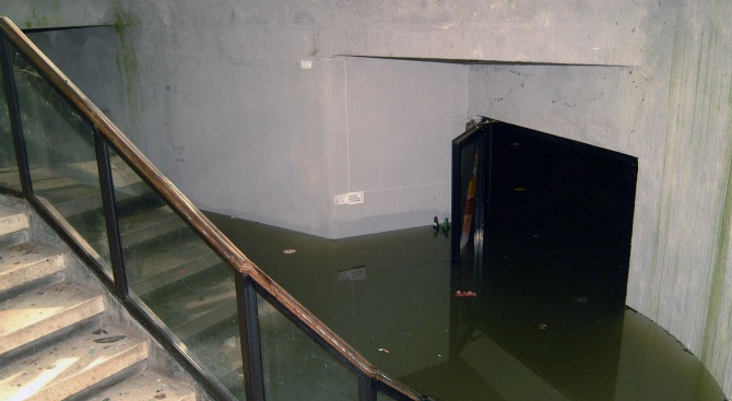 Аварийно отводняване е извършено на мазета в жилищен блок в