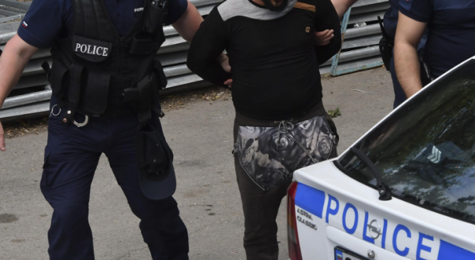 Наркодилър е заловен в неделя в пловдивския квартал "Столипиново". Това