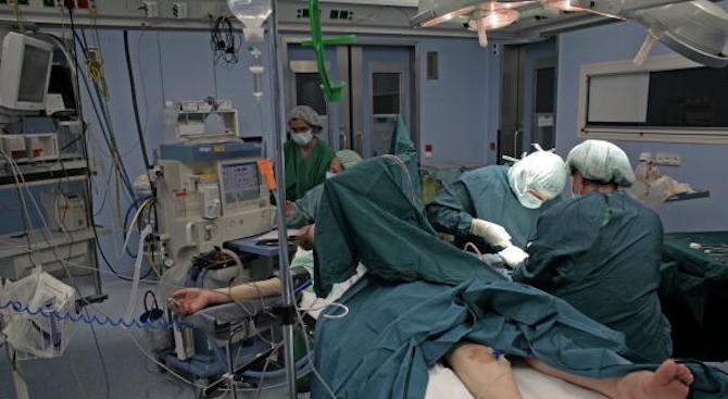 Турски хирурзи извършиха трансплантация на китки на двете ръце на