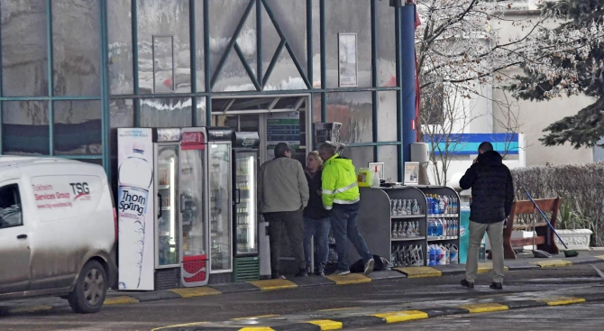Трима маскирани мъже са ограбили бензиностанция на Ботевградско шосе в