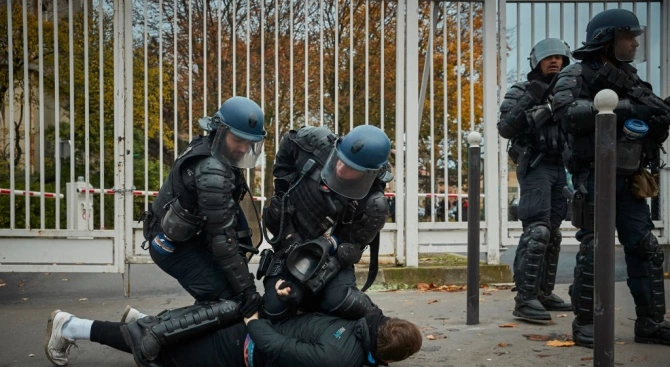 Парижката полиция е задържала 15 души при поредната демонстрация на