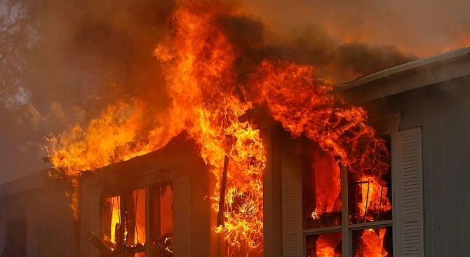 Най малко осем души загинаха при пожар в старчески дом в