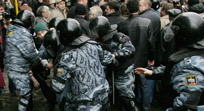 Осем души са задържани днес от полицията на шествие в