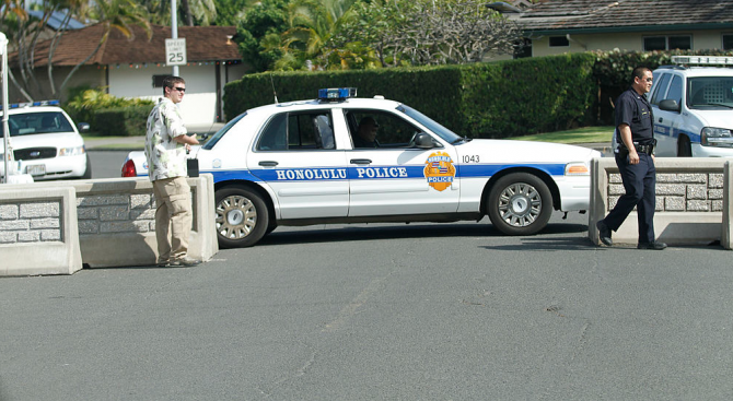 Двама хавайски полицаи бяха застреляни снощи от мъж, който според