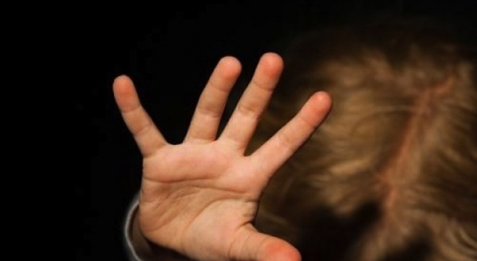 8-годишното момченце, което стана жертва на многократно сексуално посегателство не