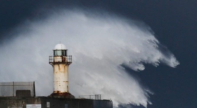 Огромни вълни, порои и силен вятър са ударили Майорка, написа