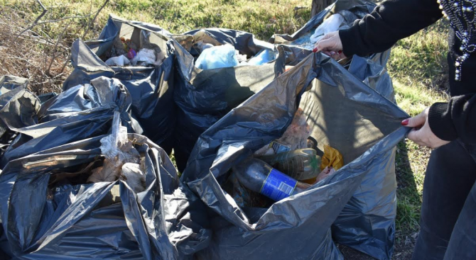 Втора седмица община Асеновград почиства нерегламентирани замърсявания. Към момента за