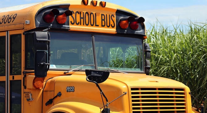 Два чисто нови училищни автобуса получиха от министерството на образованието