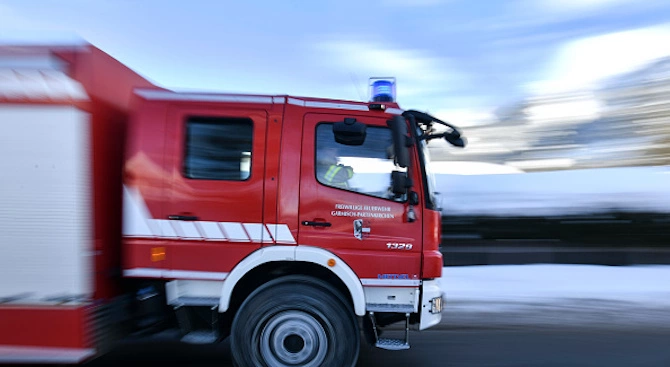 Възрастна жена беше спасена от горящия ѝ дом в софийското