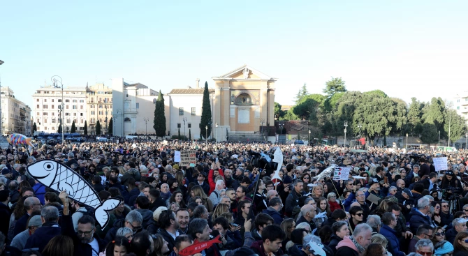 Десетки хиляди симпатизанти на новото антифашистко движение Сардините протестираха в