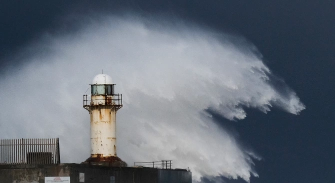 Огромни вълни порои и силен вятър са ударили Майорка написа