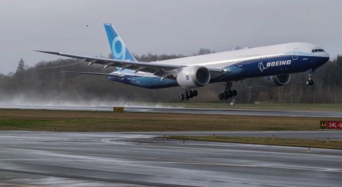 Новият самолет на американската компания Боинг Boeing излетя днес от