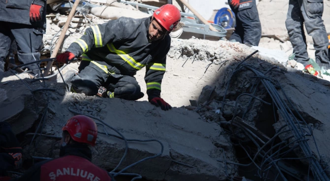44 души са извадени живи изпод развалините след земетресението с