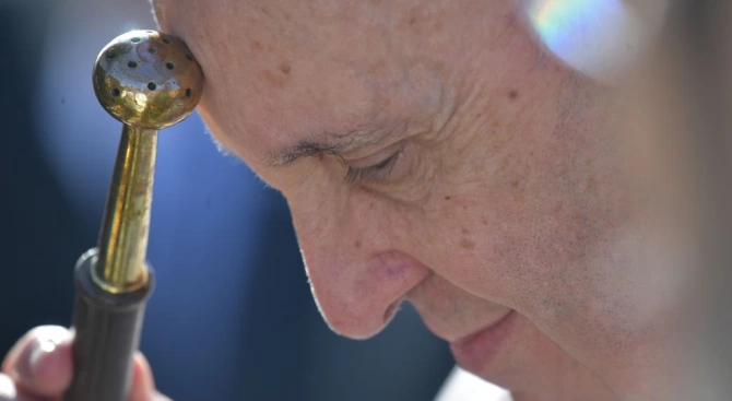Молитви за хората заразени с новия коронавирус отправи Папа Франциск