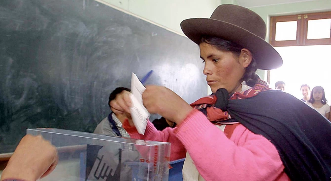 Перуанците започнаха да се стичат днес към избирателните секции за