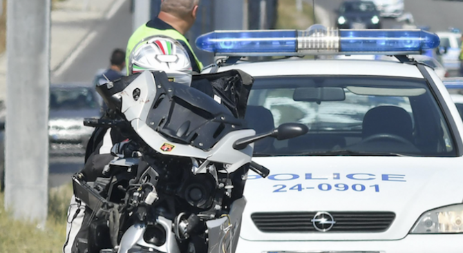 Служители на Пътна полиция задържаха мотоциклетист, отказал да спре за