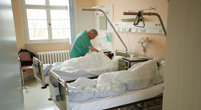 Четирима души са приети в болница в Чехия с подозрение