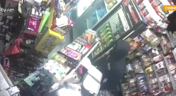 Четирима маскирани мъже нападнаха денонощен магазин в столичния квартал Слатина