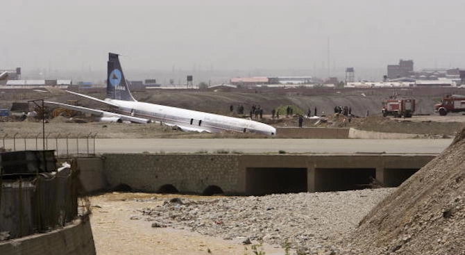 Ирански пътнически самолет излезе от пистата при приземяването си и