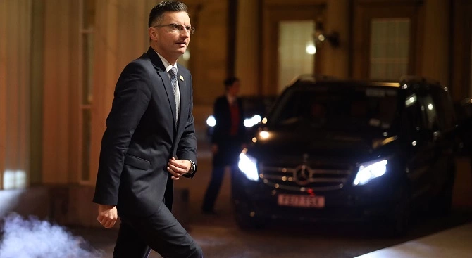 Лявоцентристкият премиер на Словения Марян Шарец неочаквано съобщи че е депозирал оставката