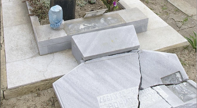 Десетки гробове бяха осквернени от неизвестни извършители в град Баня