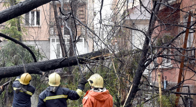 Шест екипа на дирекция Аварийна помощ и превенция в София